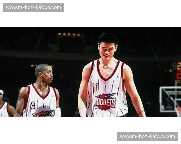 巨人的交锋与孤勇者的传承：姚明与易建联，谁刻画了中国篮球的灵魂？